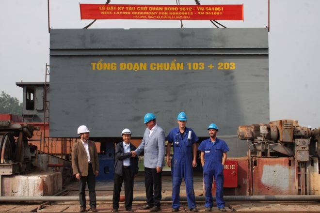 Lãnh đạo công ty Đóng tàu Hạ Long và đại diện DAMEN chúc mừng sau khi đặt ky thành công 02 tàu Roro 5612.