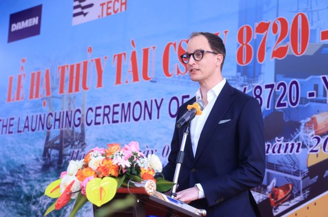 Ông Willem van der Wel, Giám đốc điều hành Công ty Windcat Workboats đánh giá cao sự nỗ lực của Công ty Đóng tàu Hạ Long để hạ thủy tàu số 3 (Ảnh: Tạ Hải).