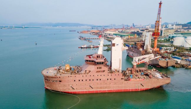Tàu CSOV 8720 - YN552207 được hạ thủy thành công trong niềm vui mừng của lãnh đạo, người lao động Công ty Đóng tàu Hạ Long và các đại biểu, đối tác (Ảnh: Tạ Hải).
